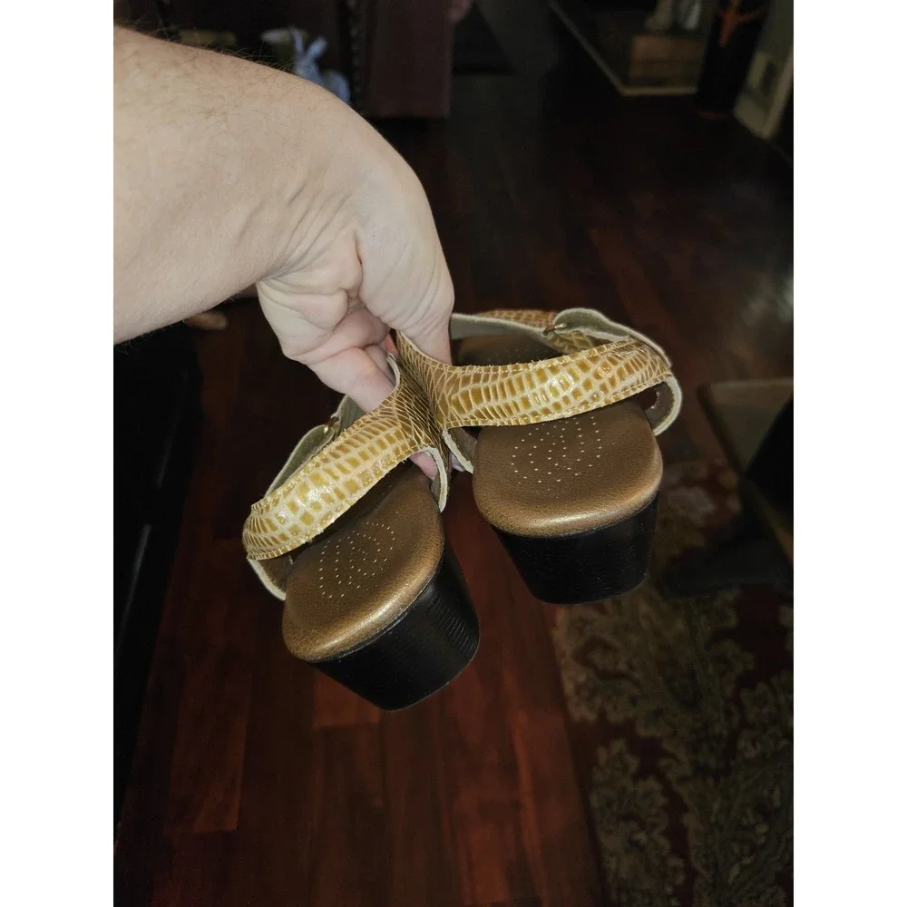 SAS‎ SUNTIMER Gold Patent Croc Leather Tripad Comfort Low Heel Sandals 8